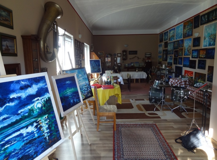 Villa Astrid - pokoje gościnne i apartamenty Muzykalnia - zajęcia plastyczne, pr&oacute;by orkiestry dętej?v=