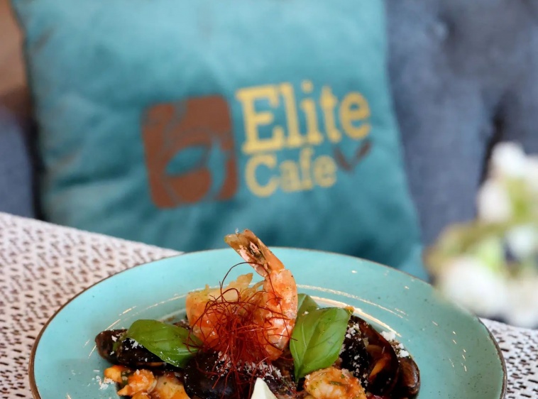 Elite Cafe & RestaurantPyszna zupa rybna z krewetkami, kalmarami i łososiem. :)